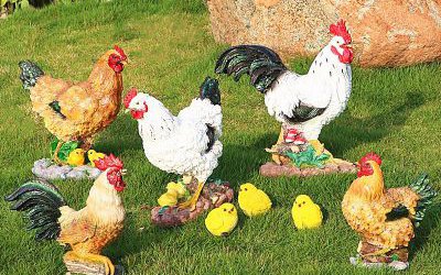 農家院草坪上擺放著五只大的三只小的玻璃鋼彩繪雞雕塑