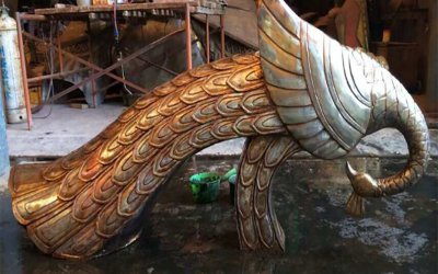 商場(chǎng)室內(nèi)低頭的玻璃鋼美陳裝飾品孔雀雕塑