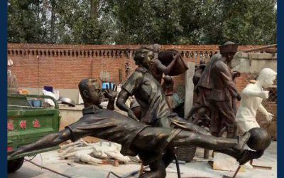 校園玩踢足球人物玻璃鋼仿銅雕塑