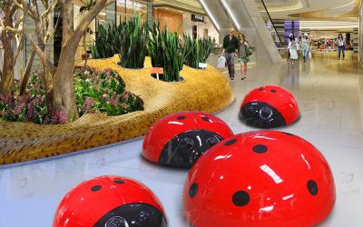 商場里擺放的一大三小的玻璃鋼彩繪瓢蟲雕塑