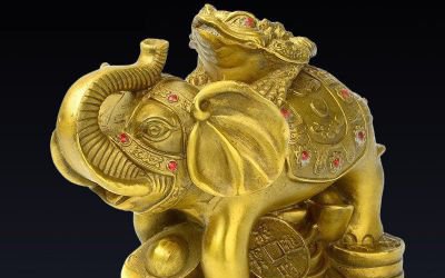 酒店擺放的金色在大象身上的玻璃鋼金蟾雕塑