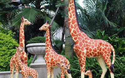 公園廣場(chǎng)玻璃鋼彩繪仿真動(dòng)物長(zhǎng)頸鹿雕塑