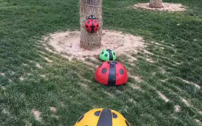 公園里擺放的爬行的玻璃鋼彩繪瓢蟲雕塑