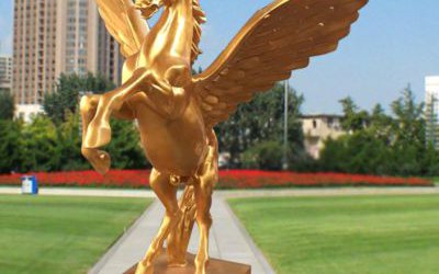 小區廣場擺放的金色起飛的玻璃鋼噴漆飛馬雕塑
