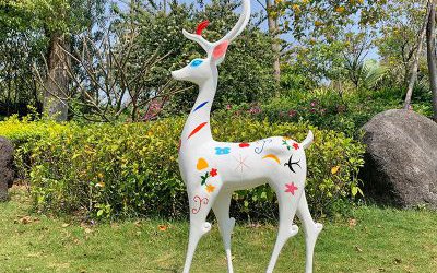 戶外公園景區一只行走的公鹿玻璃鋼彩色梅花鹿雕塑