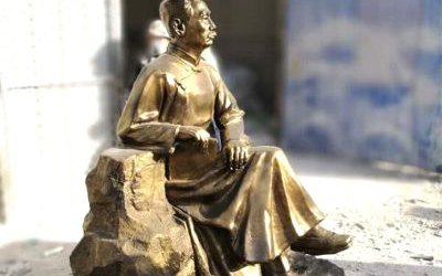 公園景區玻璃鋼仿銅坐著的魯迅雕塑