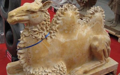 街道邊擺放的黃色的玻璃鋼創意駱駝雕塑