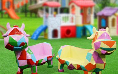 商場電影院走廊擺放的卡通彩繪奶牛玻璃鋼座椅雕塑