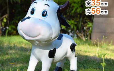 園林一只呆萌爬行的卡通玻璃鋼奶牛雕塑