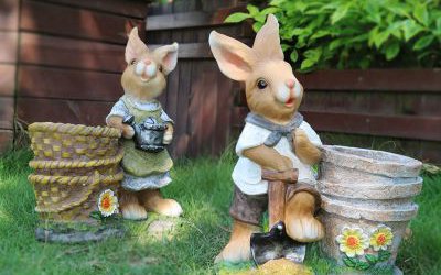 景區(qū)草坪拿著竹籃的玻璃鋼卡通兔子雕塑