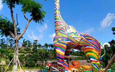 玻璃鋼彩繪海邊創(chuàng)意大型景觀長(zhǎng)頸鹿雕塑