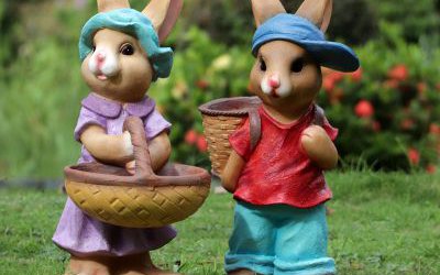 園林草坪拿著籃子的玻璃鋼彩繪卡通兔子雕塑