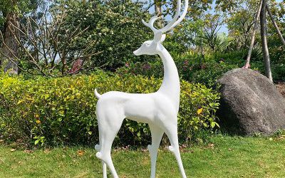 戶外草坪玻璃鋼仿真回頭的白色梅花鹿雕塑