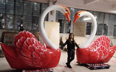 商場創意玻璃鋼彩繪愛心天鵝雕塑