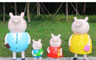 公園里擺放的玻璃鋼卡通小豬佩奇一家雕塑