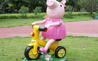 公園草坪玻璃鋼彩繪小豬佩奇雕塑