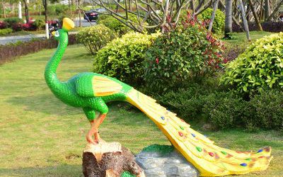 公園里一只散步的玻璃鋼彩繪孔雀雕塑