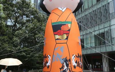 街道大型玻璃鋼彩繪小丸子卡通人物雕塑