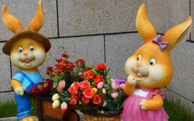 庭院玻璃鋼彩繪兩只可愛(ài)兔子雕塑