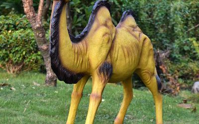 草地上一只玻璃鋼仿真駱駝雕塑