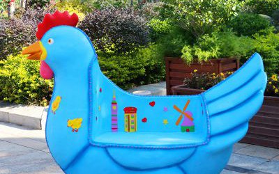 游樂(lè)場(chǎng)創(chuàng)意玻璃鋼彩繪卡通雞座椅雕塑