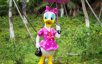 景區玻璃鋼彩繪打傘的唐老鴨黛絲雕塑