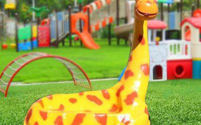 小區(qū)游樂場(chǎng)擺放玻璃鋼長(zhǎng)頸鹿卡通座椅雕塑