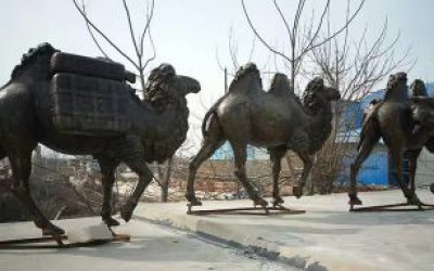 戶外街道三只玻璃鋼仿銅駱駝雕塑