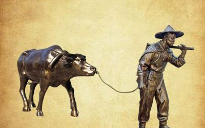 景區創意玻璃鋼仿銅牽著牛的農耕人物雕塑