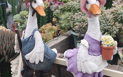 花園里玻璃鋼彩繪卡通鴨子雕塑