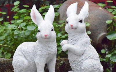 公園兩只可愛(ài)的玻璃鋼仿真兔子雕塑
