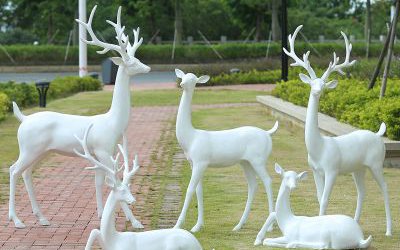 街道創(chuàng)意玻璃鋼白色梅花鹿雕塑