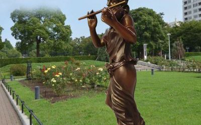 城市街道創(chuàng)意玻璃鋼仿銅吹笛子的人物雕塑