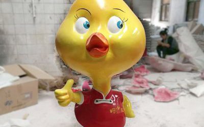 園街道邊擺放豎著大拇指的玻璃鋼卡通雞雕塑