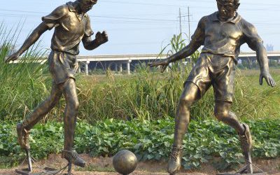 戶外廣場玻璃鋼仿銅踢足球的人物雕塑
