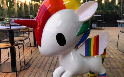 游樂(lè)場(chǎng)里擺放的彩色的玻璃鋼卡通獨(dú)角獸雕塑