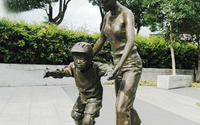 公園廣場滑旱冰的玻璃鋼仿銅人物雕塑