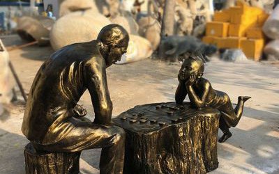 公園景區玻璃鋼仿銅下象棋的人物雕塑