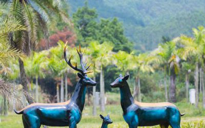 戶外一家三口玻璃鋼彩繪梅花鹿雕塑