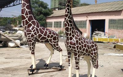 卡通長頸鹿動(dòng)物商城美陳園林景觀擺件玻璃鋼雕塑