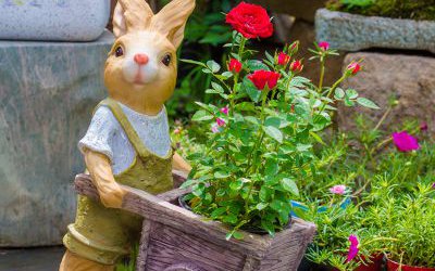 公園景區(qū)玻璃鋼彩繪推著花盆車的兔子雕塑