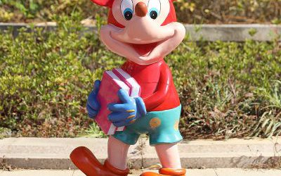 游樂場(chǎng)擺放的一只玻璃鋼卡通彩繪米老鼠雕塑