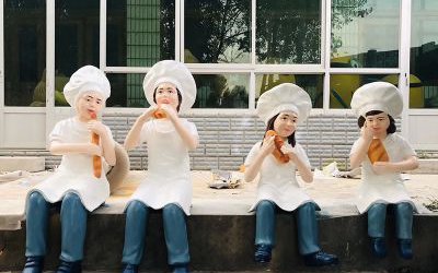 景區(qū)玻璃鋼卡通人物吃面包的廚師雕塑