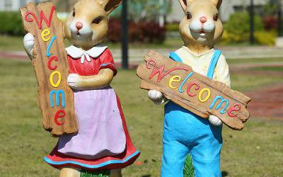 公園商場擺放的玻璃鋼彩繪兔子雕塑