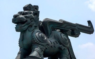 戶(hù)外擺放的大型玻璃鋼仿銅創(chuàng)意獬豸雕塑