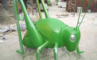 公園擺放的玻璃鋼噴漆創意蚱蜢雕塑