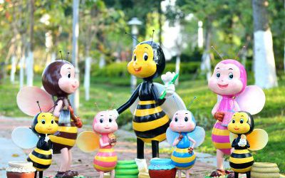 戶外景區(qū)游樂場玻璃鋼彩繪卡通蜜蜂雕塑