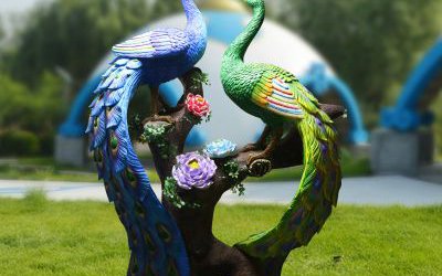 公園樹上的兩只玻璃鋼彩繪孔雀雕塑