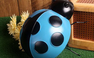 室內擺放的淺藍色的玻璃鋼仿真七星瓢蟲雕塑