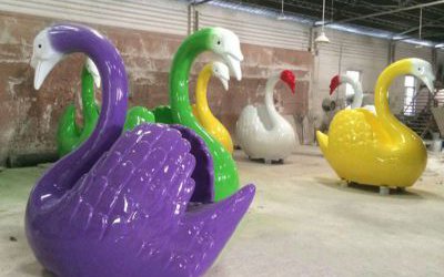 游樂(lè)場(chǎng)大型玻璃鋼卡通彩繪天鵝雕塑